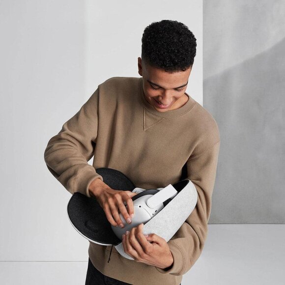 Oculus Quest 2 All-In-One Virtual Reality Headset 256 GB with Lightweight Case - Picture 10 of 12